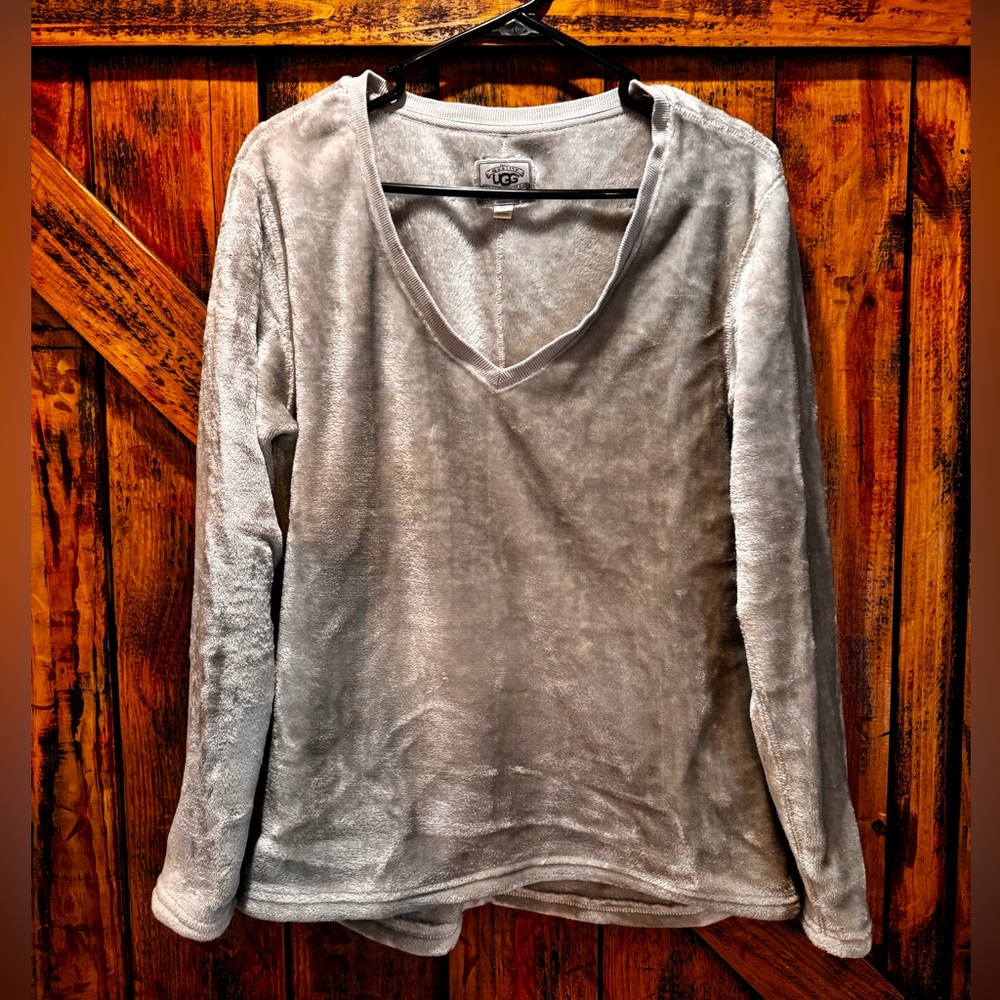 Ugg super soft fuzzy fleece v neck size medium gray
